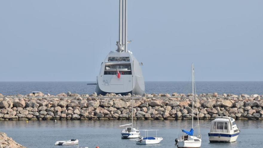 El velero del magnate ruso Andrey Melnichenko asombra en Puerto Portals
