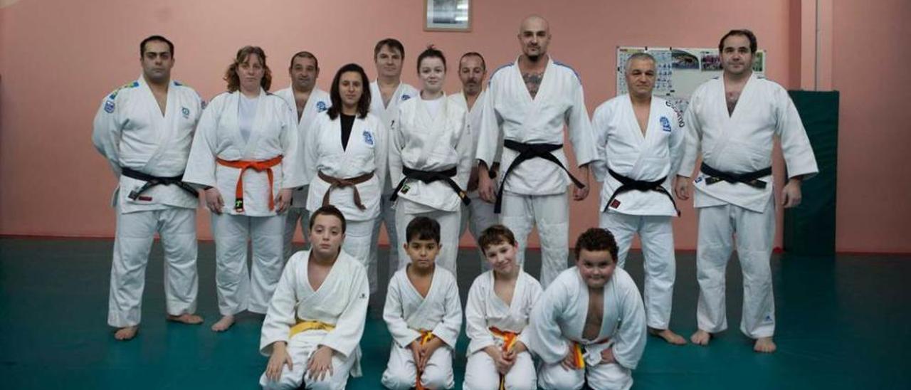 Los integrantes del Judo Sotrondio, antes de un entrenamiento.