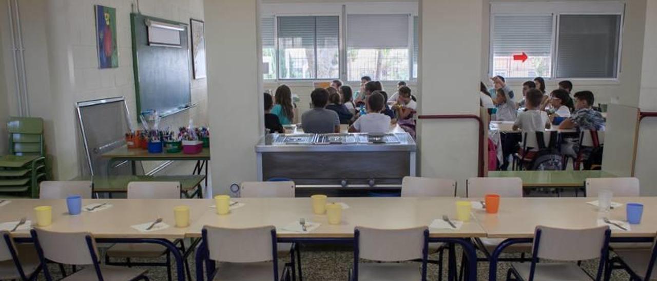 Educación maquilla la falta de aulas y envía a 26 niños de Elche a dar clase en el comedor