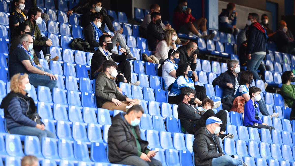 Aficionados en las gradas de Riazor.