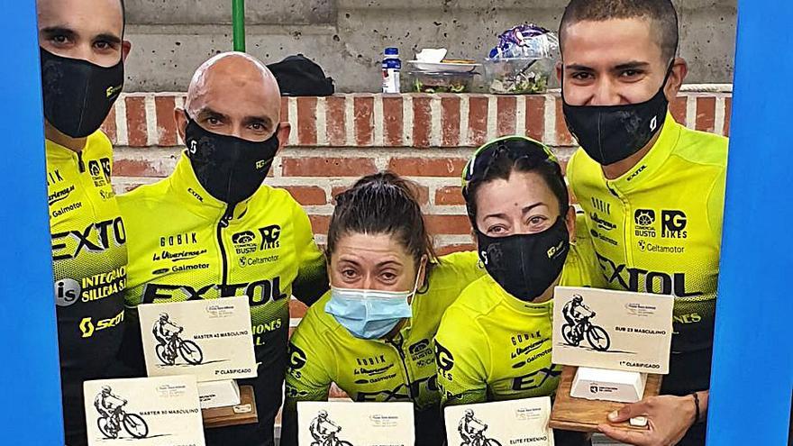 Ciclistas del Extol posan con sus trofeos.