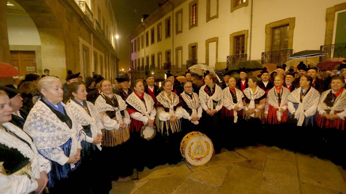 Decenas de personas cantan en A Coruña el himno de Galicia en el 116 aniversario de su estreno