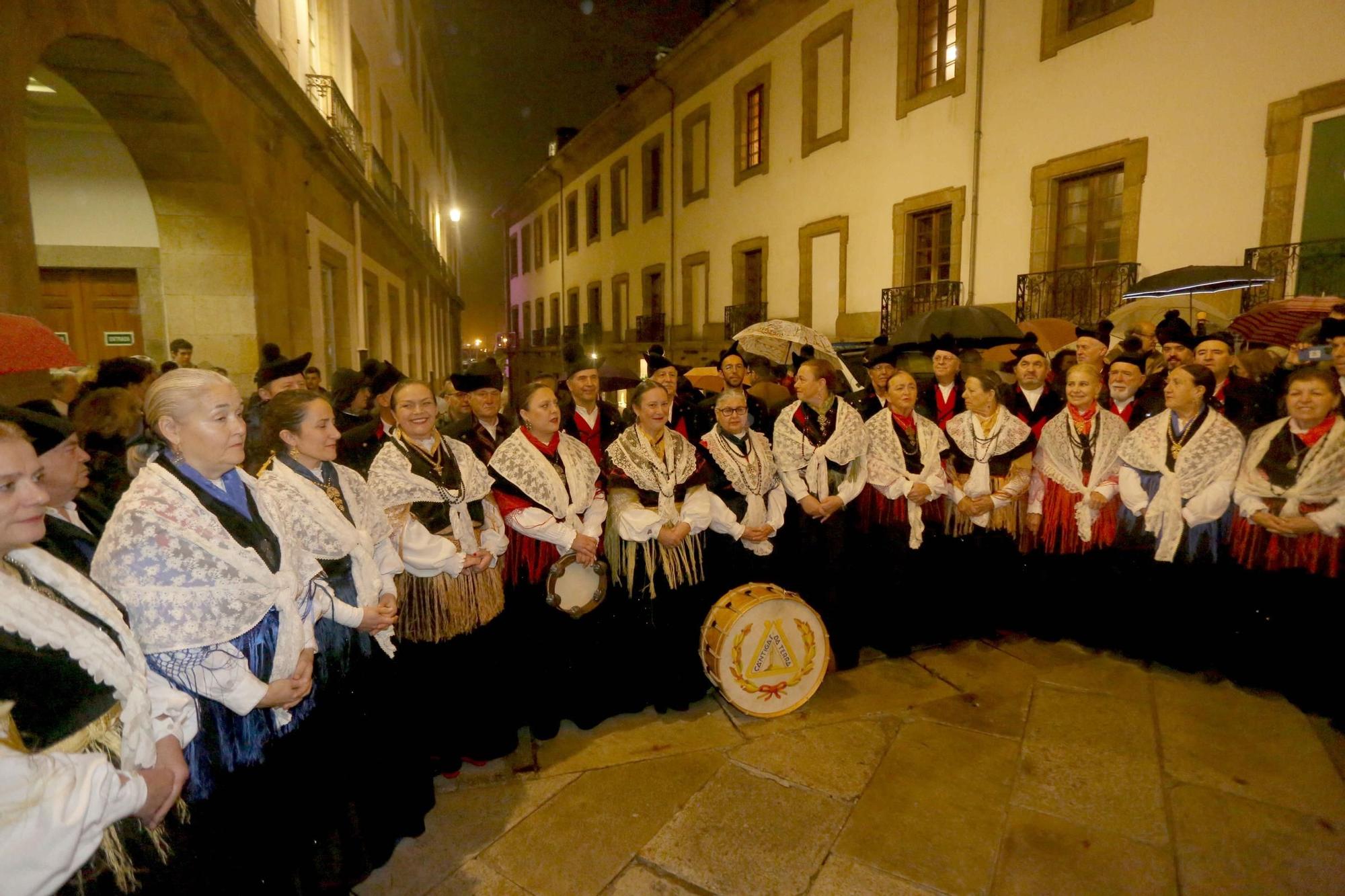 Decenas de personas corean en A Coruña el himno gallego en el 116 aniversario de su estreno