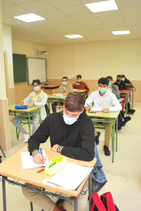 Los alumnos de 2º de Bachillerato del Castro Alobre estrenaron las clases presenciales en aulas más amplias en horario de tarde. // Iñaki Abella