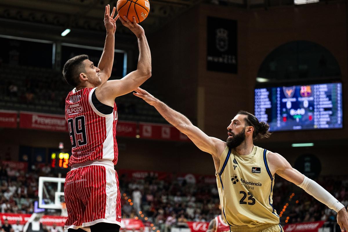 Toni Nakic, del UCAM Murcia, defendido por el azulgrana Shengelia durante el encuentro en el Palacio.