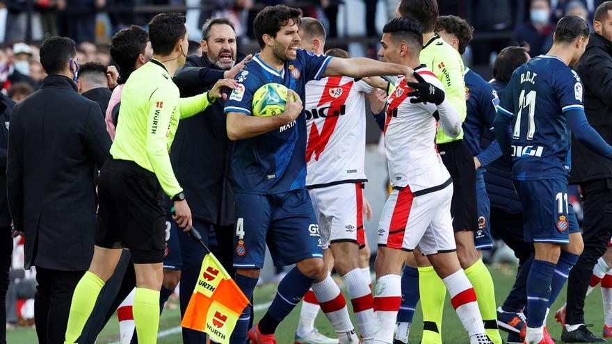 Leandro Cabrera metió en propia puerta y el Espanyol no pudo levantarse del golpe.