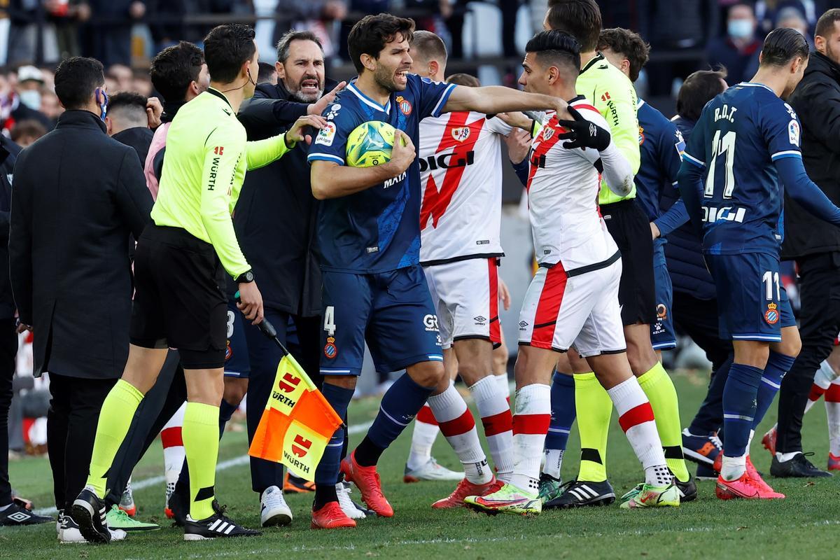 Leandro Cabrera metió en propia puerta y el Espanyol no pudo levantarse del golpe.