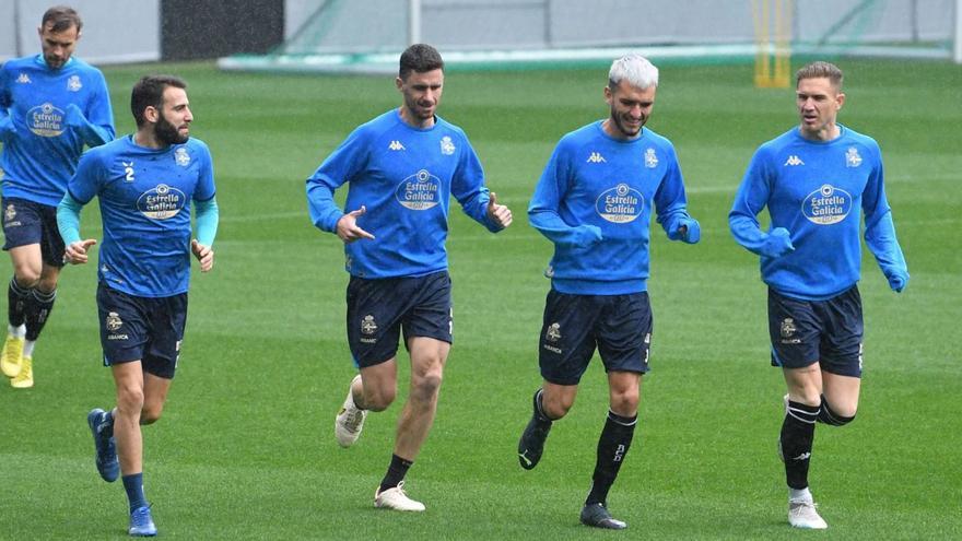 Raúl, el primero por la derecha, y Lebedenko, a la izquierda en segundo plano, durante la sesión de ayer en Riazor. |  // VÍCTOR ECHAVE