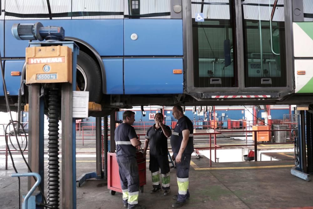 Cincuenta mecánicos revisan cada día los buses de la EMT