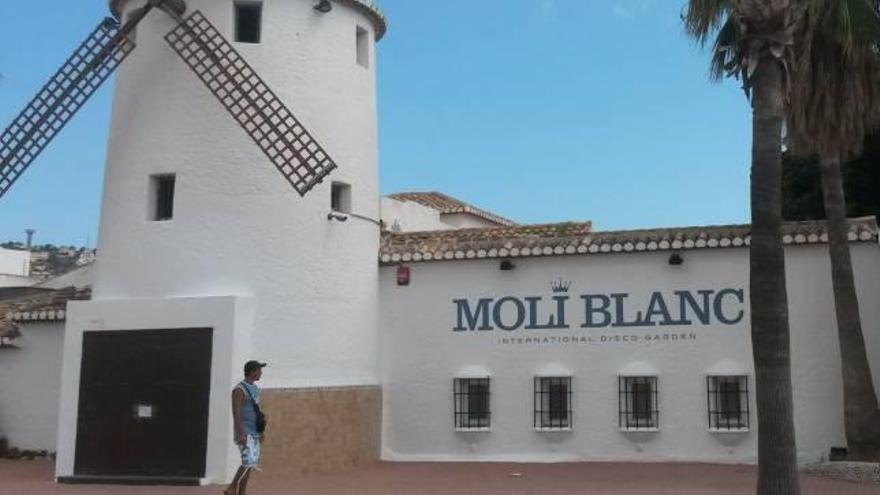 Molí Blanc desafía al Ayuntamiento  de Xàbia y abre pese a estar precintada