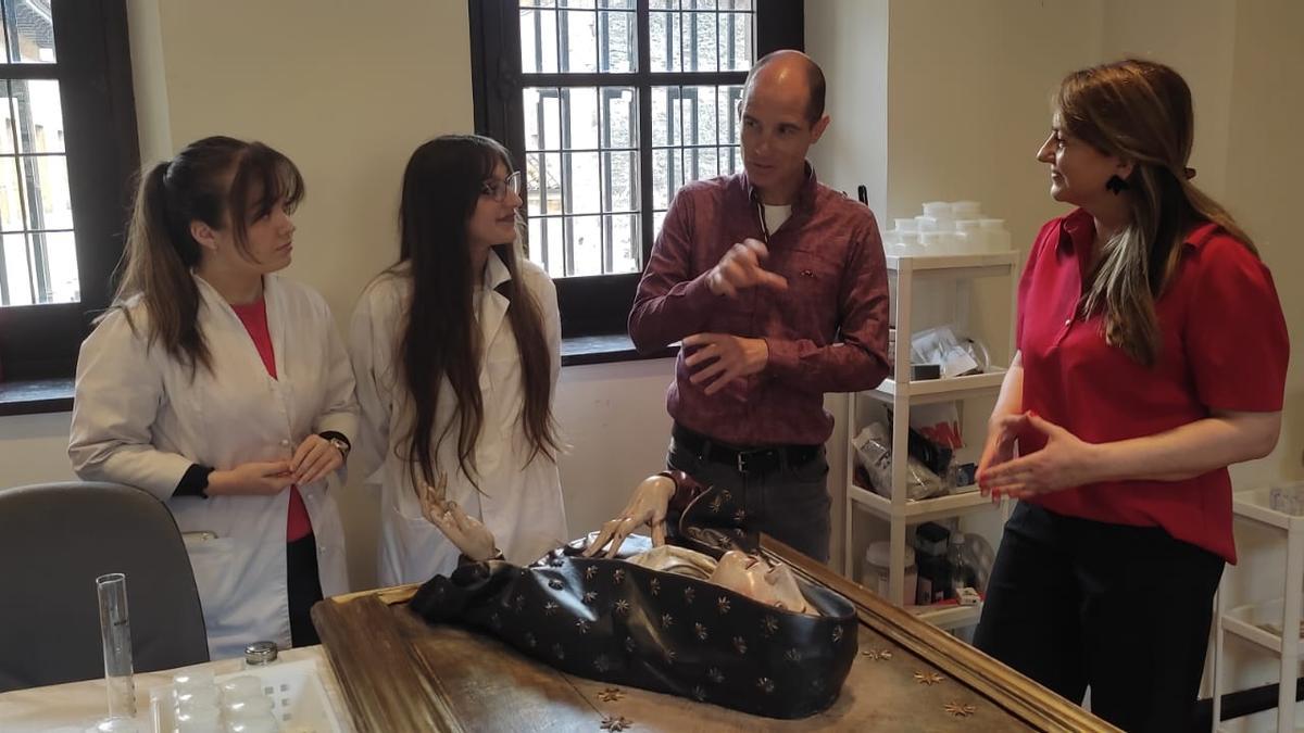 Por la izquierda, las alumnas Inés Fernández-Blanco; Laura Tricas Solares; el director de la Escuela Superior de Arte, César Manéndez y la profesora Paula Sánchez Ablanedo.