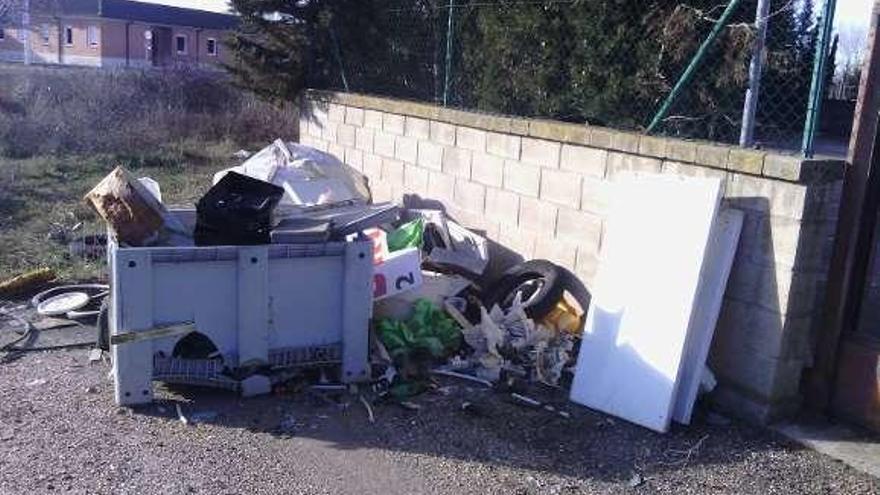 Enseres depositados a las puertas del punto limpio de Los Salados.