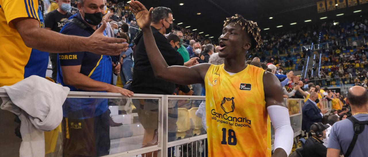 Khalifa Diop saluda a los aficionados del Gran Canaria Arena tras la victoria en Liga Endesa en el último derbi canario
