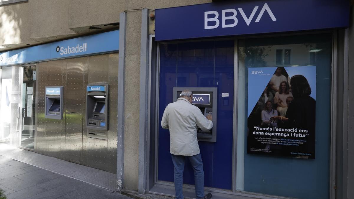 Dos cajeros de Sabadell y BBVA juntos.