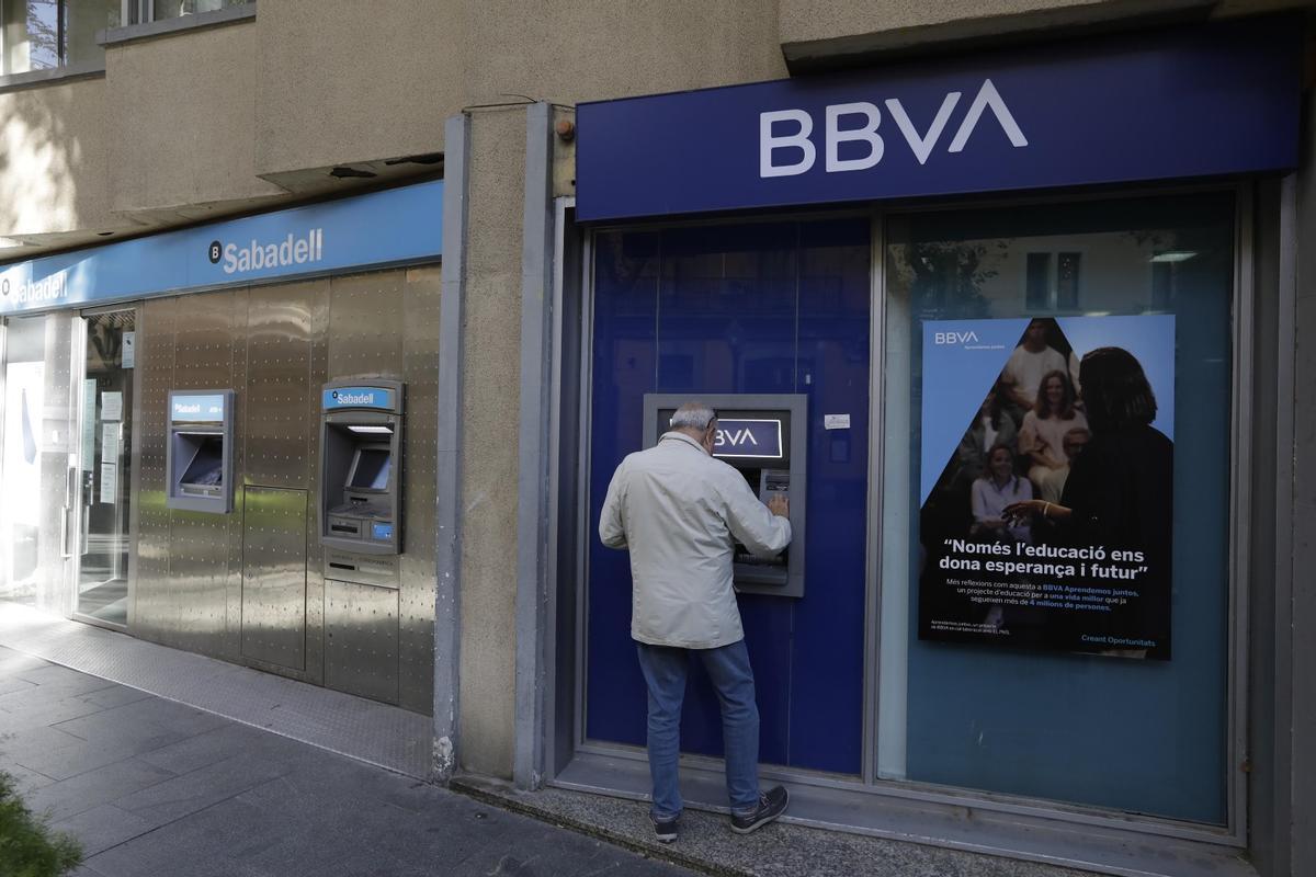 Dos cajeros de Sabadell y BBVA juntos.
