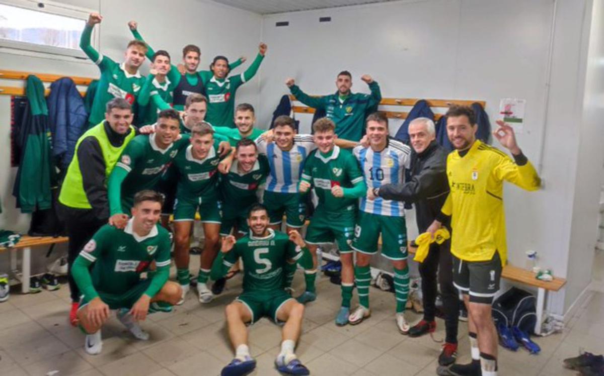 Los jugadores celebran en el vestuario de El Requexón la victoria sobre el Oviedo B. |   // CORUXO FC