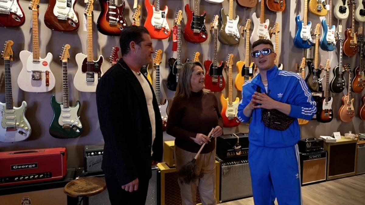 Manu Tenorio, Pili Pampín y Ortiga en la tienda Estudio 54 de Santiago.