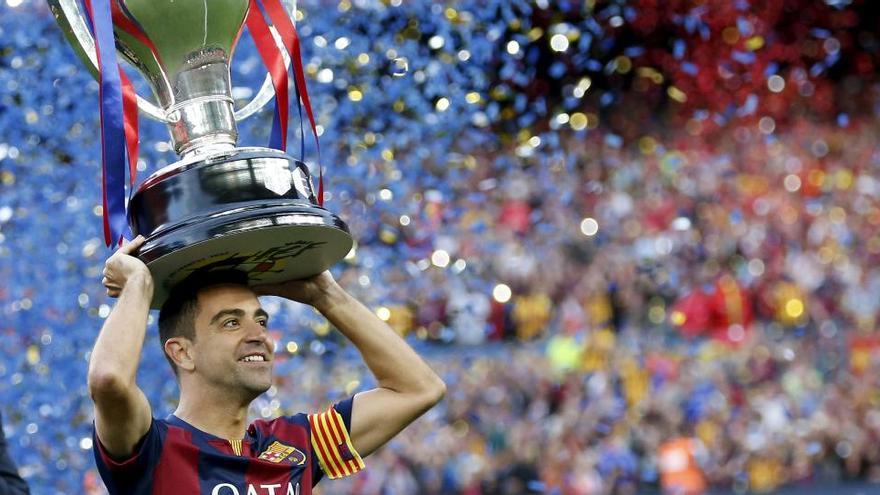 Xavi rep un emotiu homenatge en un Camp Nou entregat