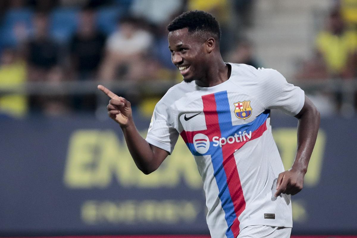 ¿Eso significa que Ansu debe reconvertirse a la posición de '9'? Ese podría ser su camino y hacia lo que va enfocado. Él se siente más cómodo por dentro que por fuera y sus habilidades dentro del área pueden marcar la diferencia ¿Eso significa que Ansu debe reconvertirse a la posición de '9'? Ese podría ser su camino y hacia lo que va enfocado. Él se siente más cómodo por dentro que por fuera y sus habilidades dentro del área pueden marcar la diferencia