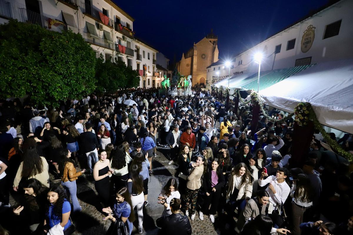 Ambiente en la cruz de mayo de Santa Marina.