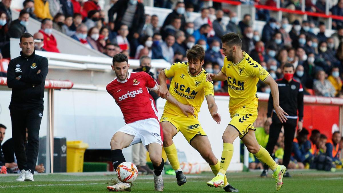 Liberto y Abenza, ambos titulares con Salva Ballesta, presionan la salida de balón del Gimnàstic de Tarragona