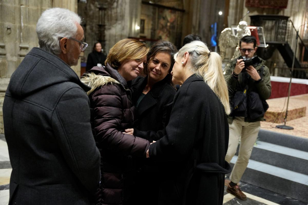 La consejera de Cultura y Deporte, Patricia del Pozo da el pésame a la familia del fallecido en el Funeral celebrado hoy en la Catedral de Sevilla. A 28 de enero de 2026 en Sevilla, Andalucía (España). El arzobispo de Sevilla, José Ángel Saiz Meneses, preside la misa funeral por las víctimas del accidente ferroviario de Adamuz y el maquinista sevillano, Fernando Huerta, fallecido en accidente de tren en Gelida (Barcelona). Asisten los consejeros de la Junta de Andalucía de Economía, Hacienda, Fondos Europeos y Diálogo Social, Carolina España; Turismo y Andalucía Exterior, Arturo Bernal, y Cultura y Deporte, Patricia del Pozo. En el trascoro de la Catedral. 28 ENERO 2026 Joaquín Corchero / Europa Press 28/01/2026. Patricia del Pozo;;Joaquín Corchero;