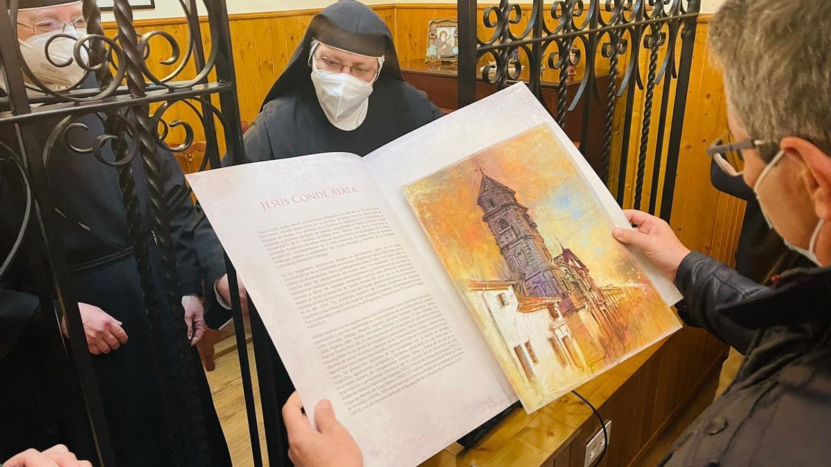 El presidente de la Diputación de Málaga, Francisco Salado, con las monjas Mínimas del Convento de Archidona.