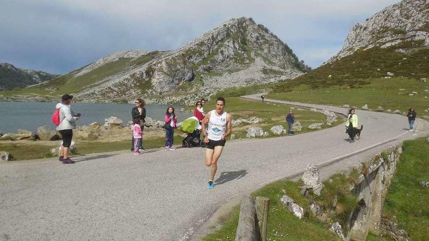 Jorge Manuel Pérez pasa junto al lago Enol camino de la meta.