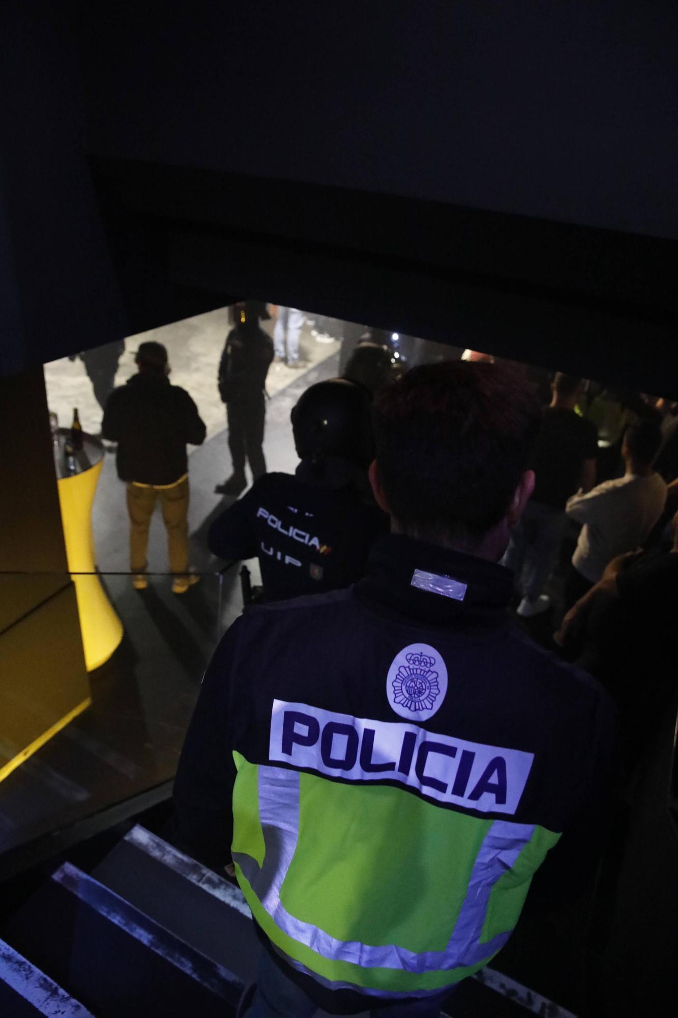 Así vigila la Policía Nacional las zonas de ocio nocturno en Gijón (en imágenes)