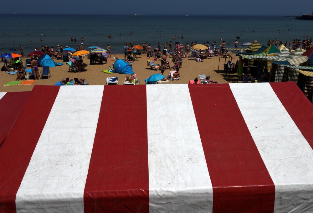 Imágens de la ola de calor en Gijón.