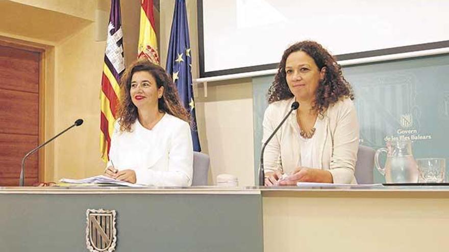 La consellera de Hacienda, Catalina Cladera, y la portavoz del Govern, Pilar Costa, ayer tras el Consell de Govern.