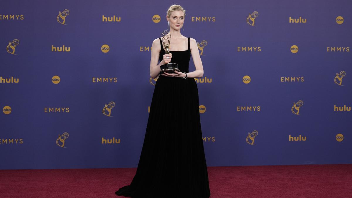 Los ganadores de los premios Emmy 2024. Elizabeth Debicki recoge su Emmy a mejor actriz de reparto de drama (The Crown)
