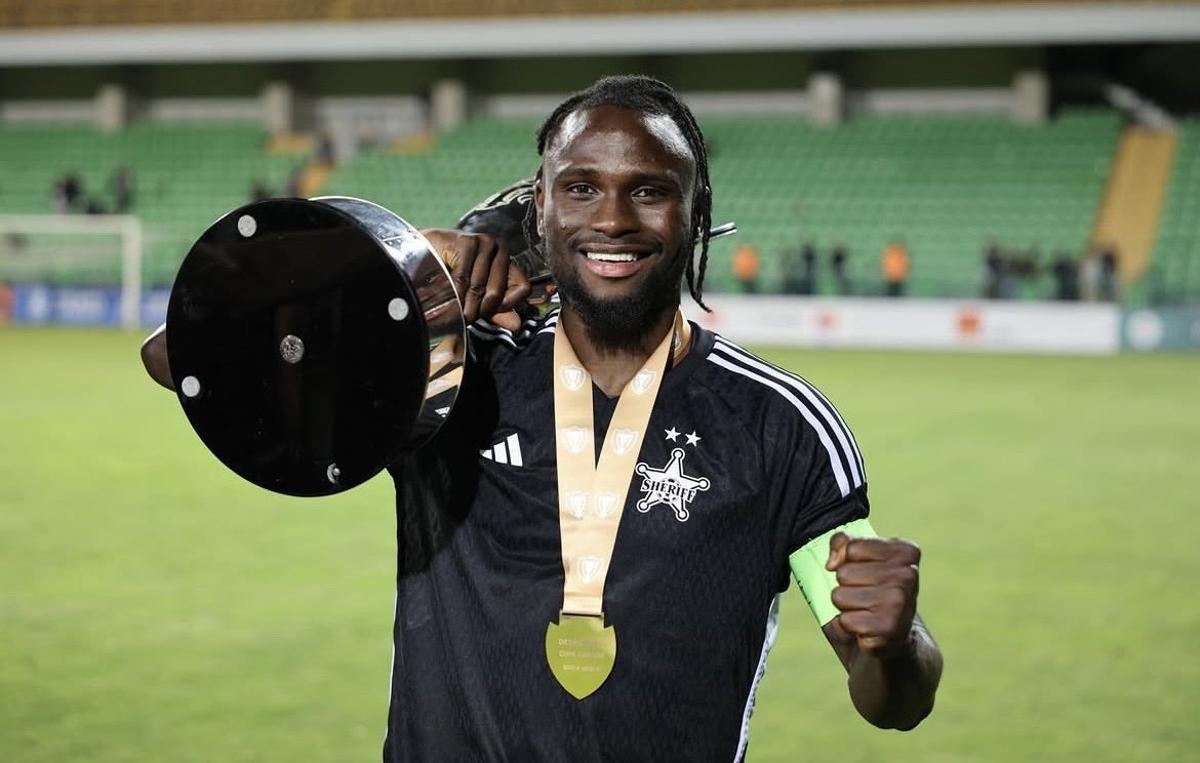 El centrocampista nigeriano con el trofeo de Copa conquistado el pasado 23 de mayo.