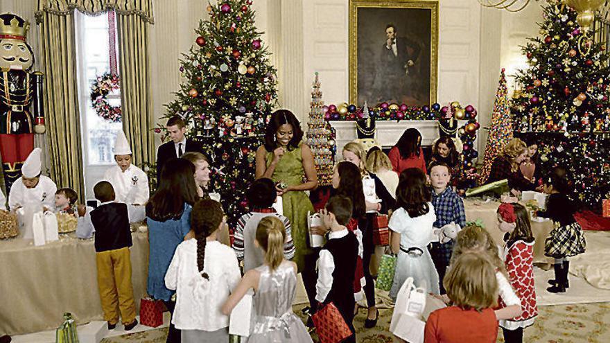 Michelle Obama, con hijos de militares. // Efe