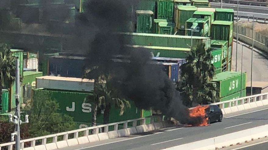 Arde un coche en las inmediaciones del puerto de Alicante