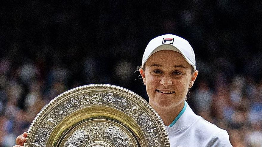 Barty, con el trofeo de ganadora. // EFE