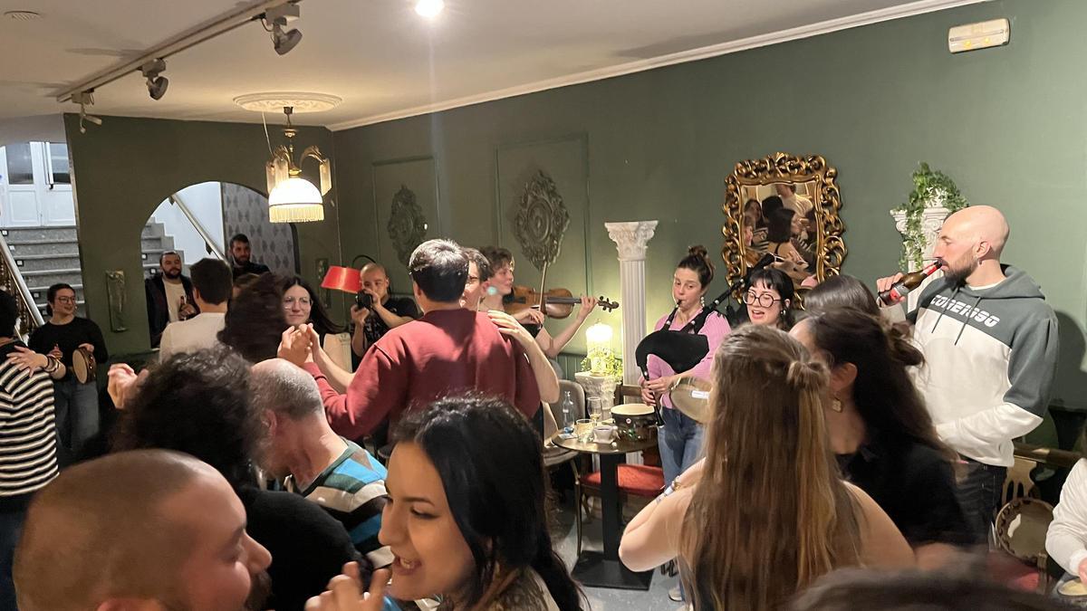 Cada segundo martes de mes un nutrido grupo de mozos e mozas enchen de música este espazo do barrio de Vista Alegre, en Santiago