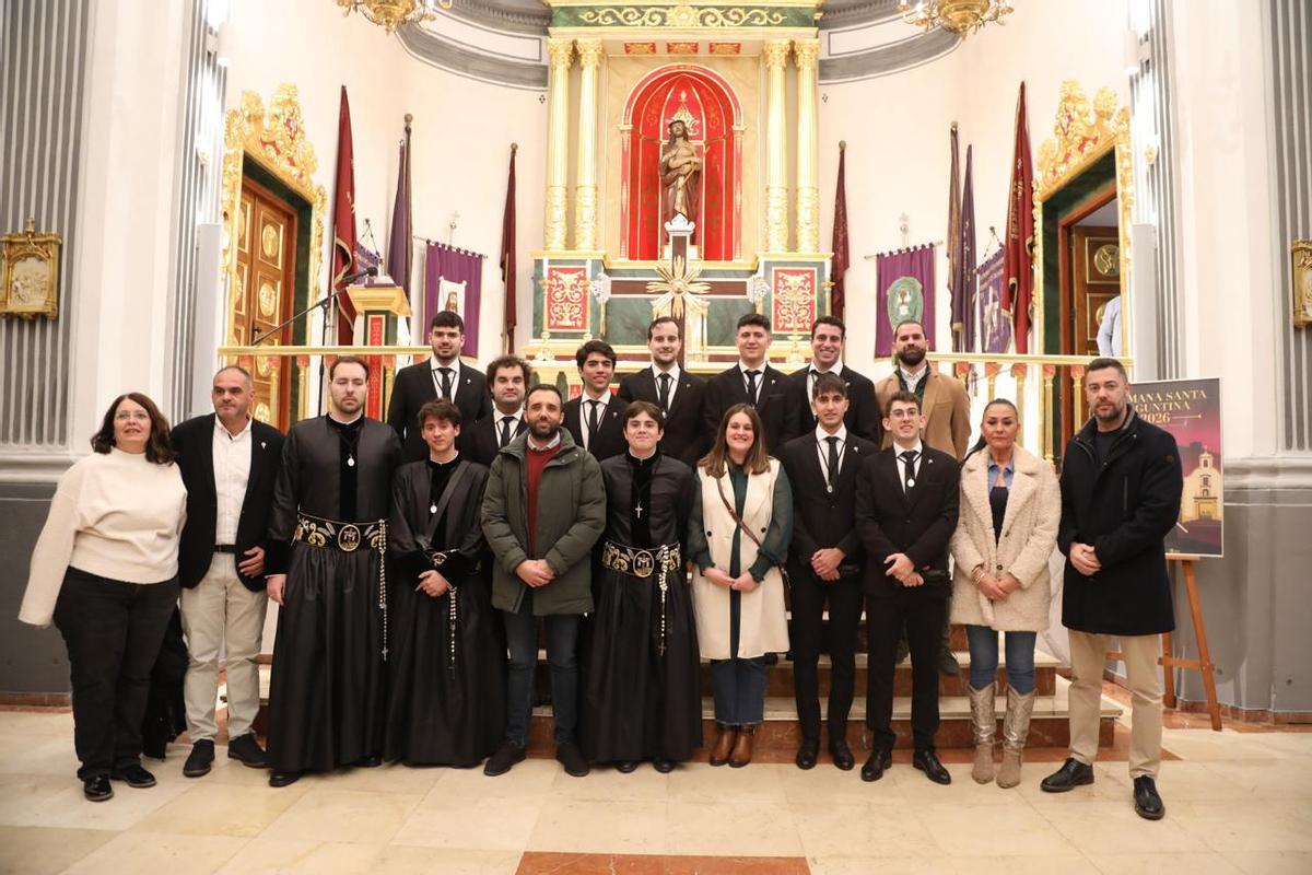 Mayorales y el clavario, con el alcalde, Darío Moreno, y otros ediles.