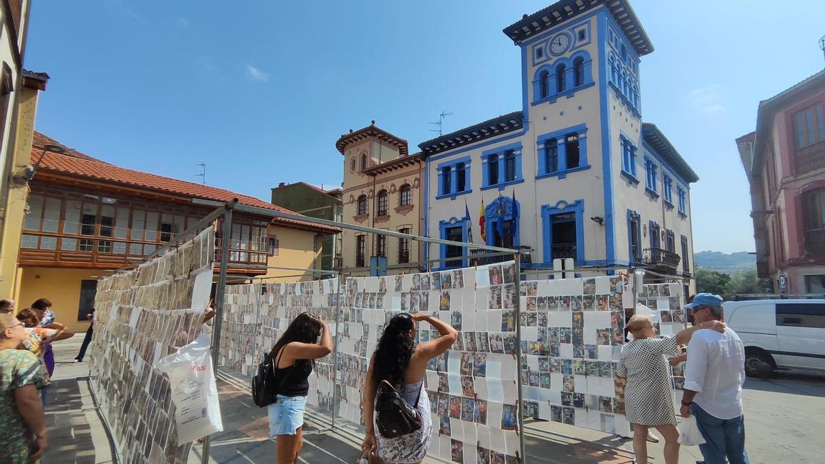 Las fotografías de la fiesta de Santa Ana, que cada año se exponen y venden, este miércoles, colgadas en la plaza del Ayuntamiento.
