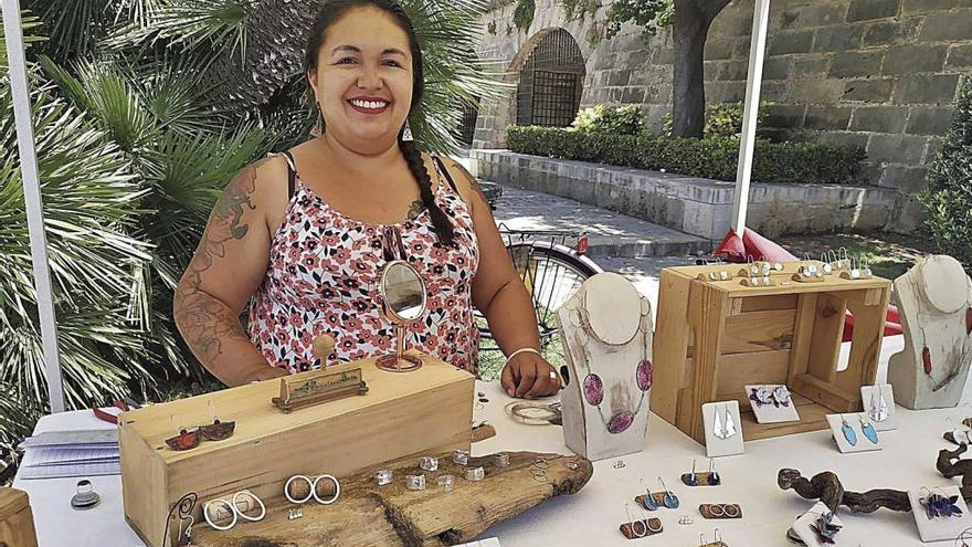 Carolina Concha, conocida como Almendra, posa desde su puesto en s&#039;Hort del Rei, donde estÃ¡ cada lunes, martes, viernes y sÃ¡bado hasta las 17 horas.