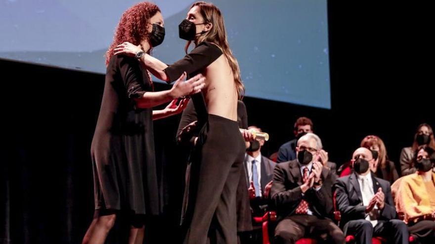 La madre de Joan Mir, Ana Mayrata, recibiendo el premio de manos de la presidenta Cladera.