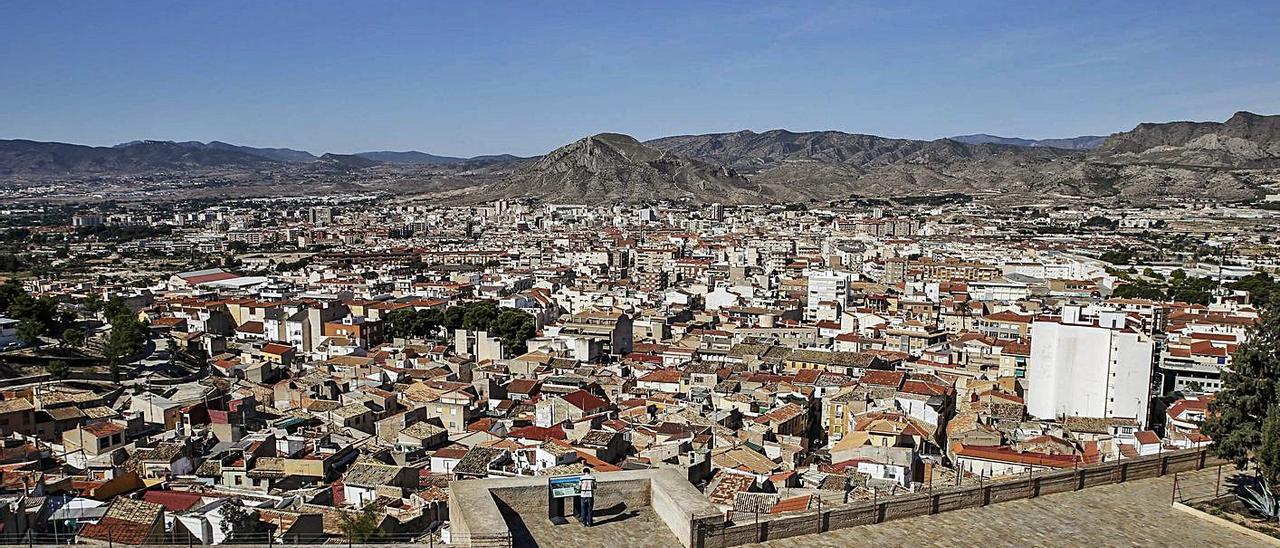 Imagen panorámica de los cascos urbanos de Petrer y Elda con el monte Bolón al fondo.