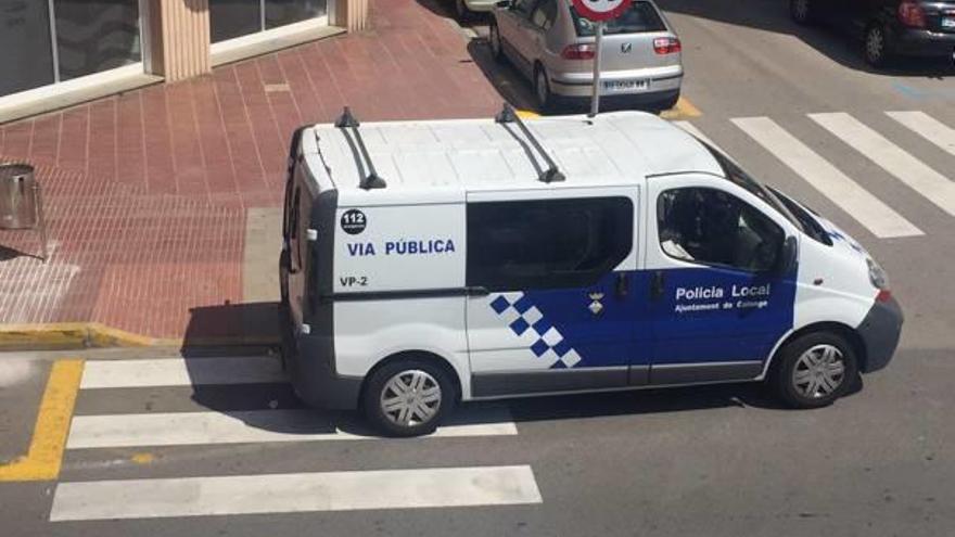 Sant Antoni Una furgoneta municipal ocupa un pas de zebra