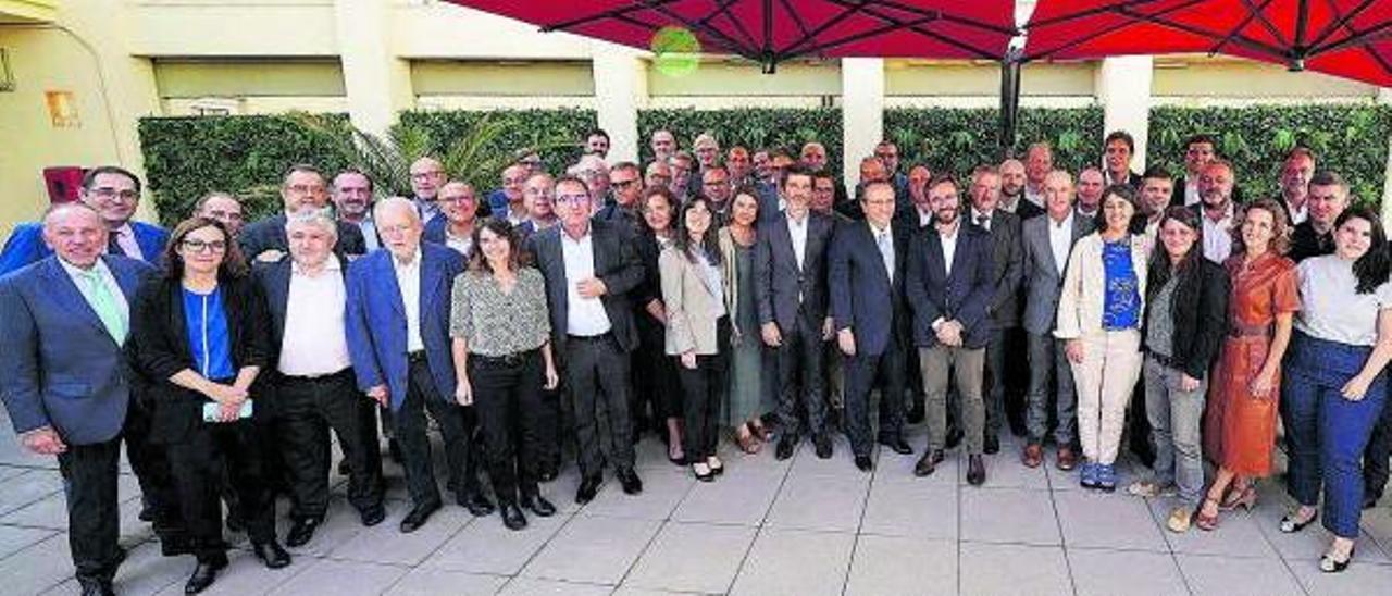 Directores de periódicos y otras publicaciones de Prensa Ibérica posan tras su reunión en Madrid. | DAVID CASTRO