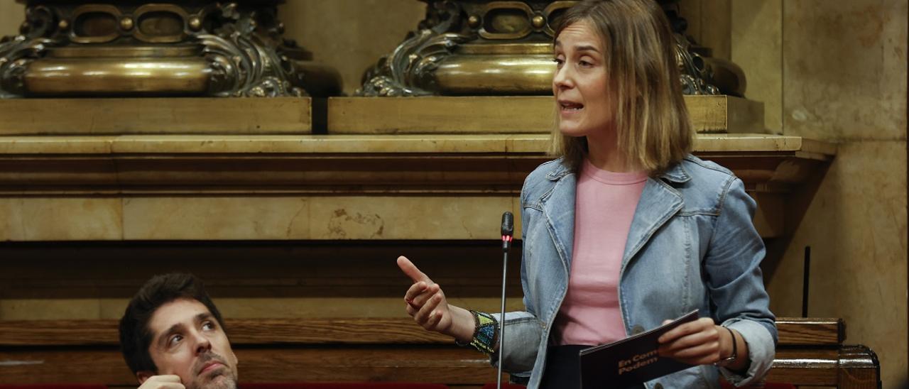 La presidenta de En Comú Podem en el Parlament, Jéssica Albiach, con el portavoz del grupo, David Cid, durante un debate