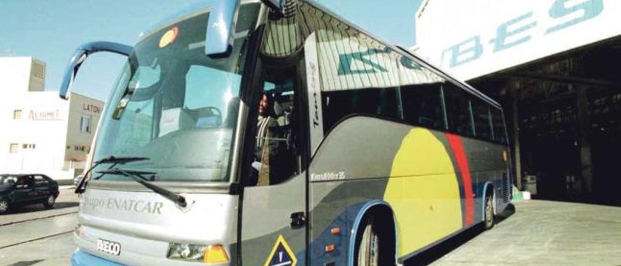 Autobús de una de las empresas concesionarias del transporte interurbano.