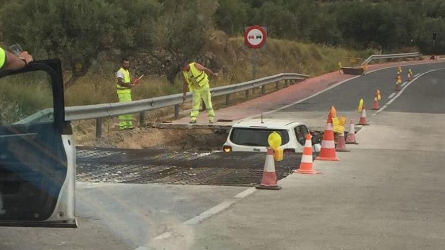 Un coche acaba dentro de un socavón en la carretera de Guadalest