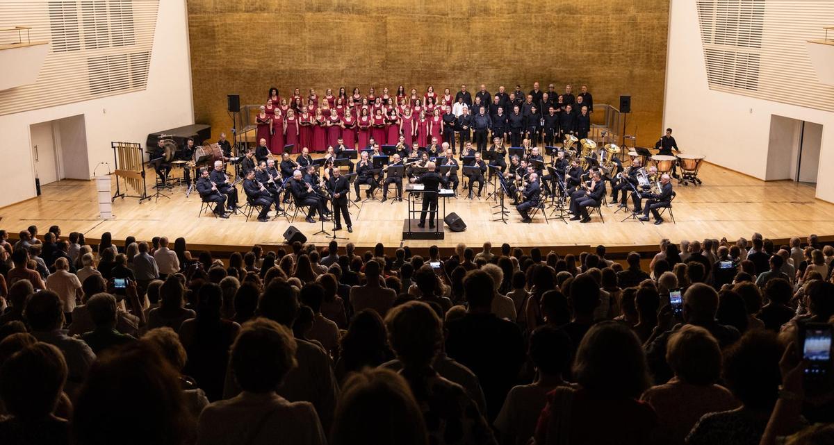 Música y fuego se dan la mano en el concierto de Hogueras de INFORMACIÓn