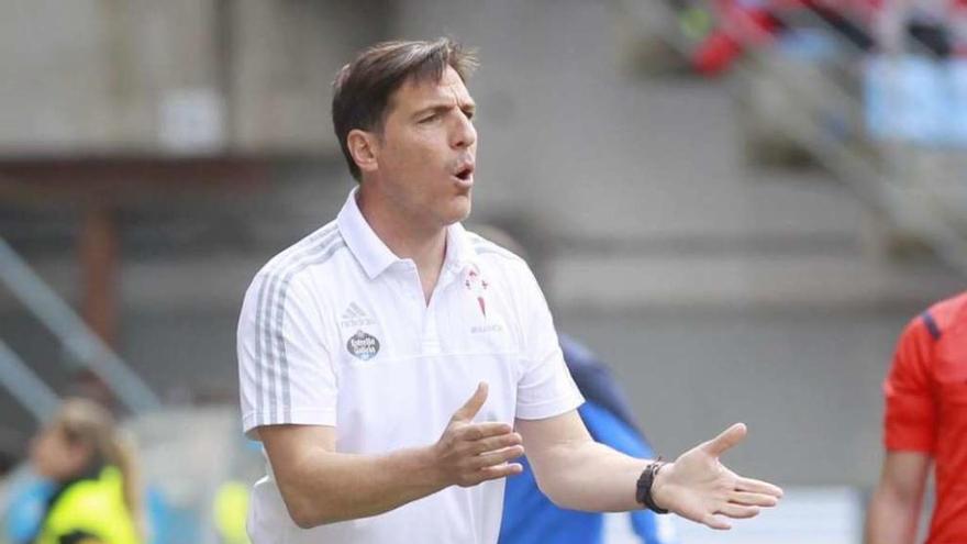 Eduardo Berizzo dirige un partido con el Celta. // José Lores