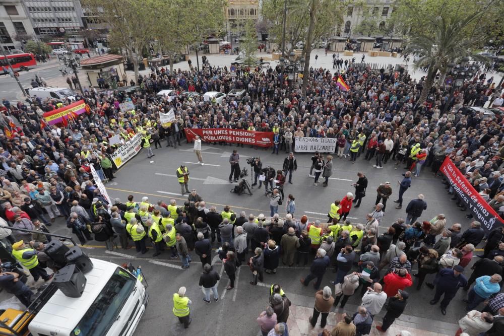 Protesta de pensionistas en la plaza del Ayuntamiento de València